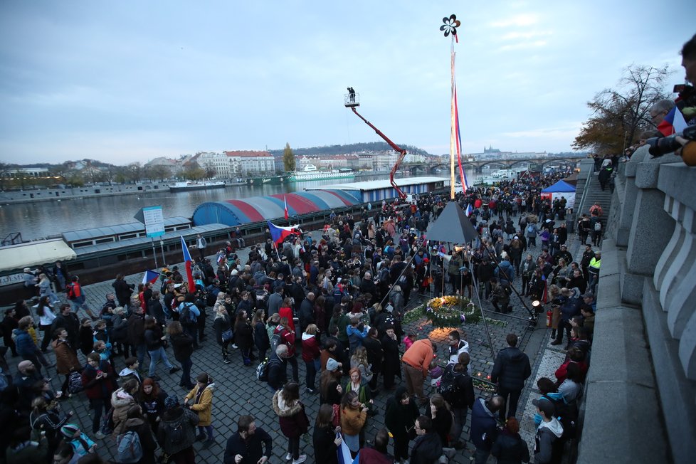 Rekonstrukce studentského průvodu z roku 1989, průvod vyrazil z Albertova na Vyšehrad, odkud po náplavce zamíří na Národní třídu, (17.11.2019)