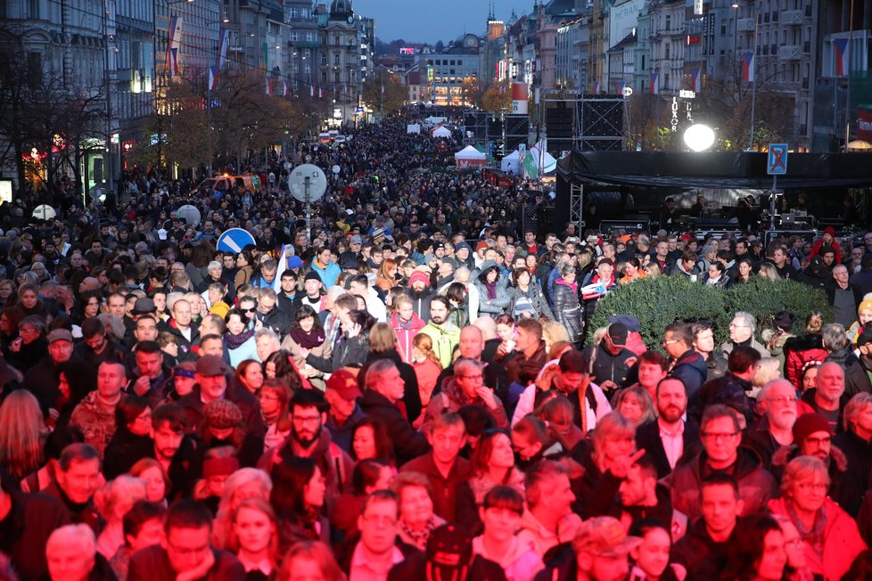 Lidé netrpělivě čekají na začátek vzpomínkového koncertu, (17.11.2019).