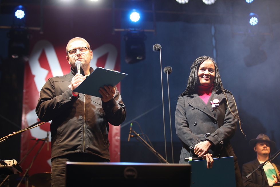 Koncert na Václavském náměstí zahájilo úvodní slovo.