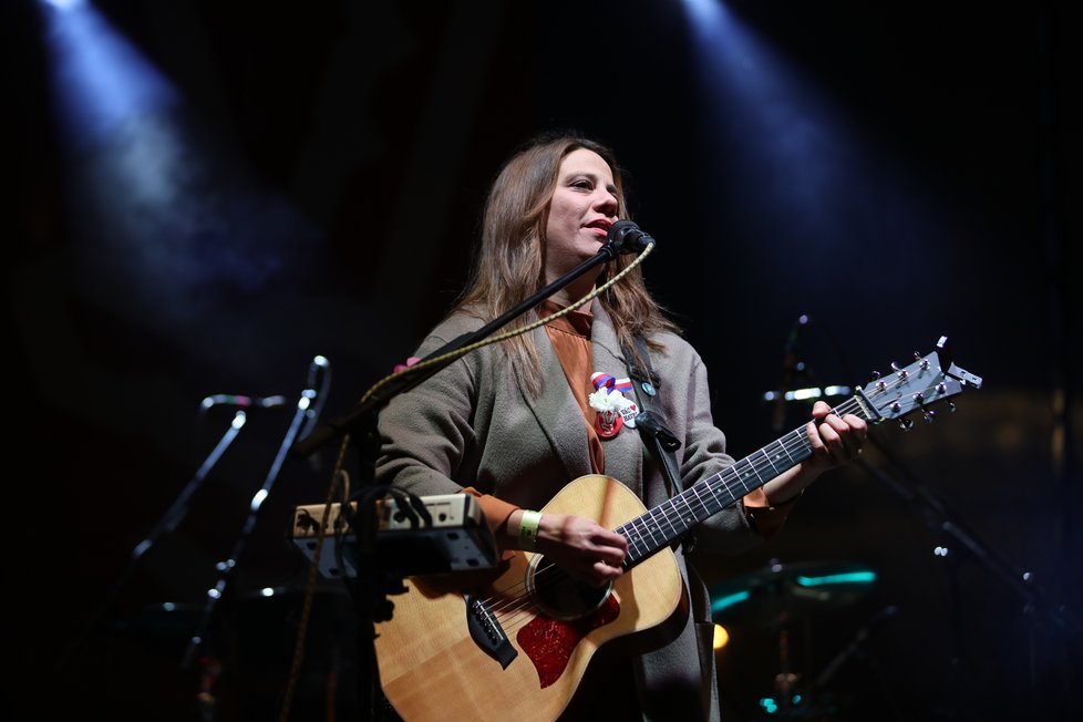 Festival svobody na Václavském náměstí otevřela Aneta Langerová.