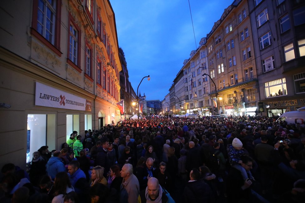 Rekonstruovaný průvod dorazil na Národní třídu.