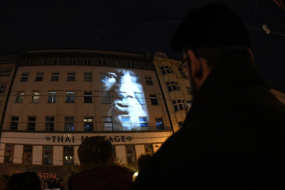 Součástí programu na Národní třídě byl i videomaping.