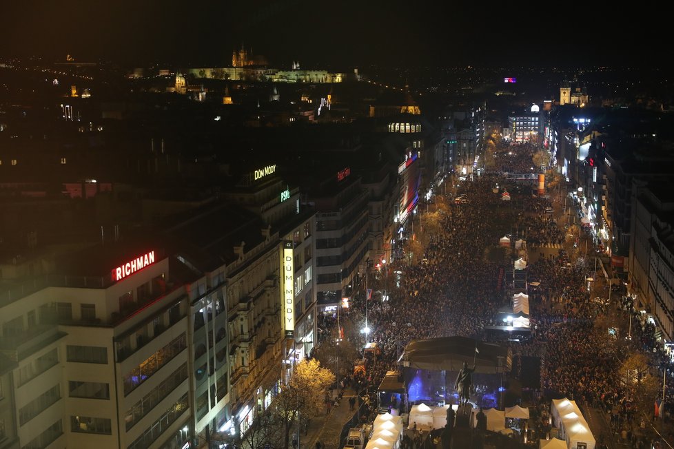 Pohled na zaplněné Václavské náměstí, (17.11.2019).