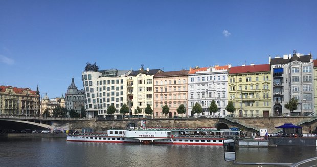 Opravený parník Vyšehrad znova brázdí Vltavu