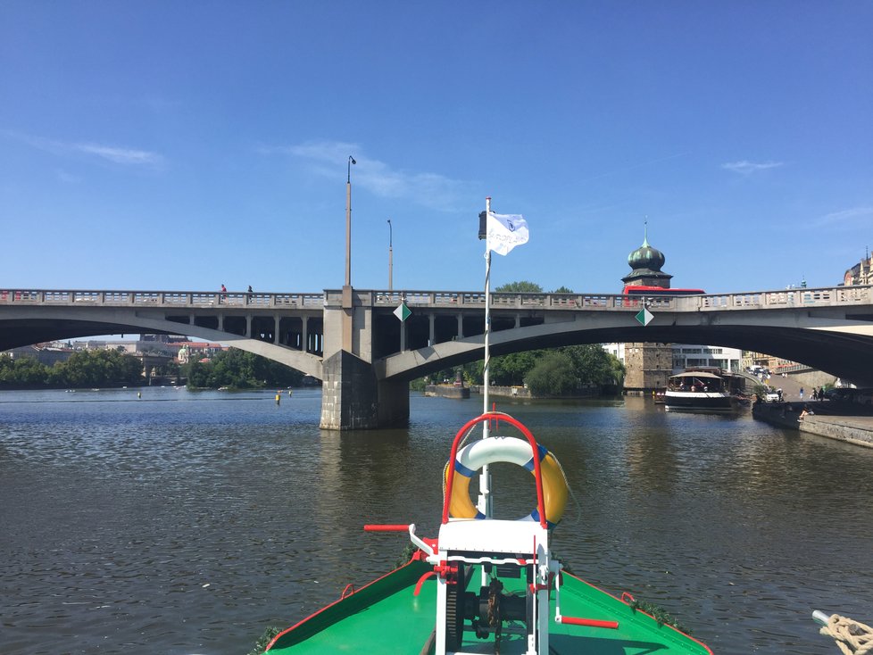 Opravený parník Vyšehrad znova brázdí Vltavu