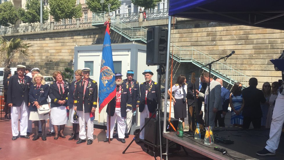 Opravený parník Vyšehrad znova brázdí Vltavu