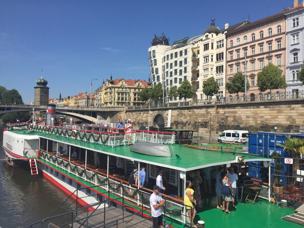 Opravený parník Vyšehrad znova brázdí Vltavu