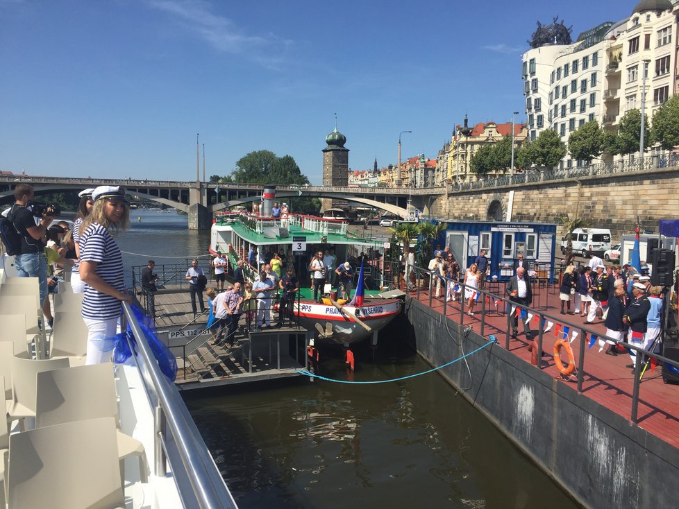 Opravený parník Vyšehrad znova brázdí Vltavu