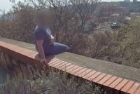 Sebevrah hrozil skokem z Vyšehradu! Takhle mu vlídný policista Láďa zachránil život