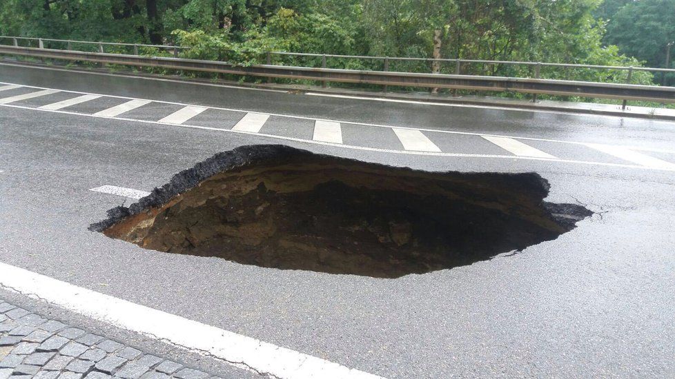 Ve Vysočanské ulici se uprostřed vozovky vytvořil obrovský kráter.