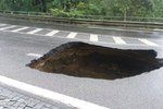 Opravy kráteru ve Vysočanské ulici potrvají měsíce.