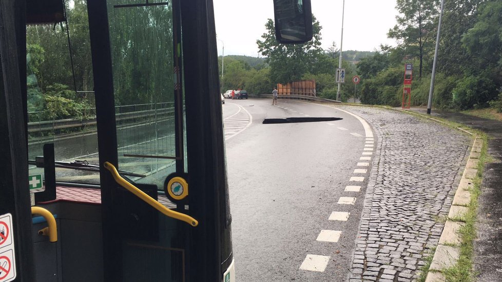 Ve Vysočanské ulici se v červenci uprostřed vozovky vytvořil obrovský kráter.