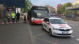 Autobus MHD srazil na Vysočanské chodce! Ten na místě zemřel, další dva lidi odvezli záchranáři
