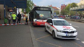 Ve Freyově ulici zemřel po střetu s autobusem chodec.