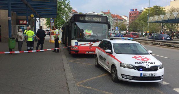 Ve Freyově ulici zemřel po střetu s autobusem chodec.