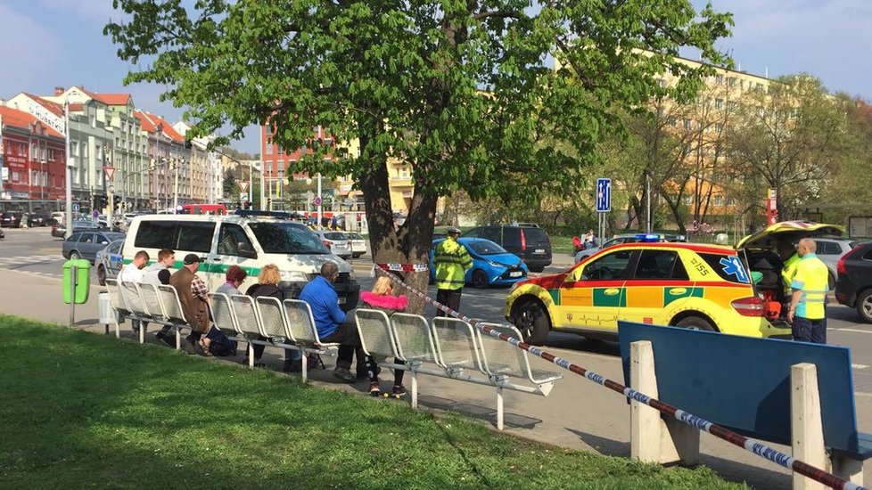 Ve Freyově ulici zemřel po střetu s autobusem chodec.