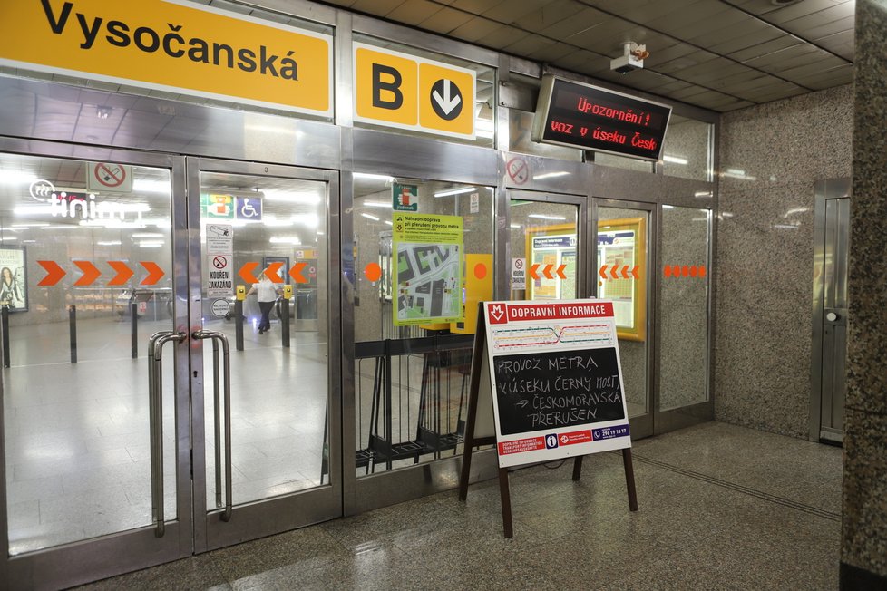 Metro na Vysočanské srazilo člověka. (18. srpna 2022)