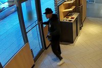 Vykuchám tě! Muž sprostě nadával dívce, pak hrozil nožem muži, který se jí zastal