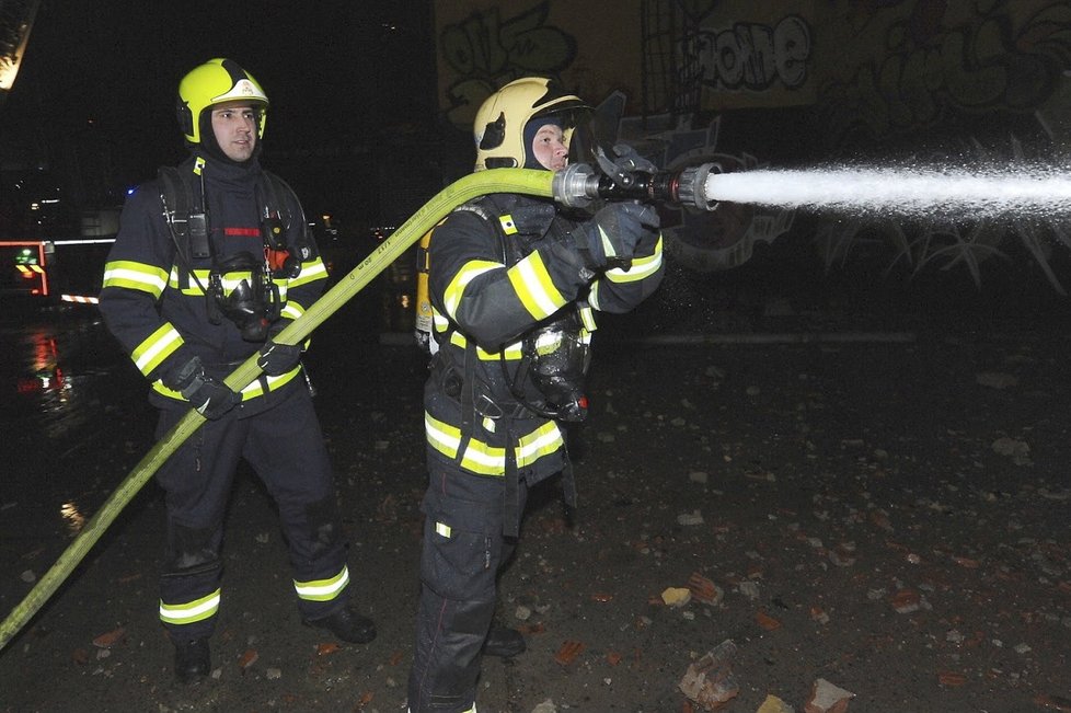 Hasiči zkrotili velký požár v Kolbenově ulici.