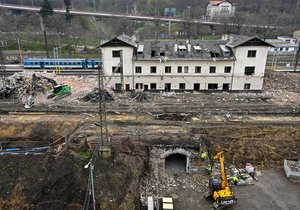 Demolice nádražní haly ve Vysočanech (18. dubna 2021).