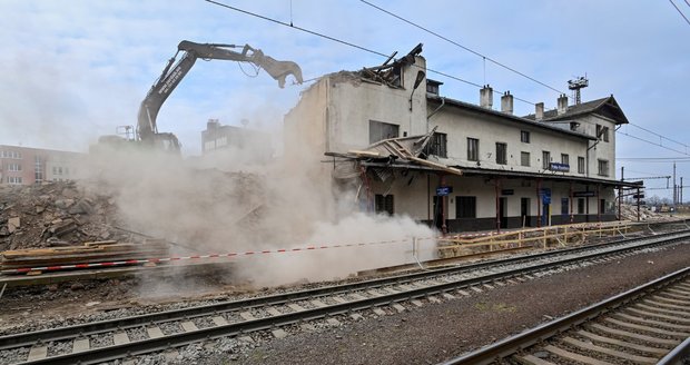 Demolice nádražní haly ve Vysočanech (18. dubna 2021).
