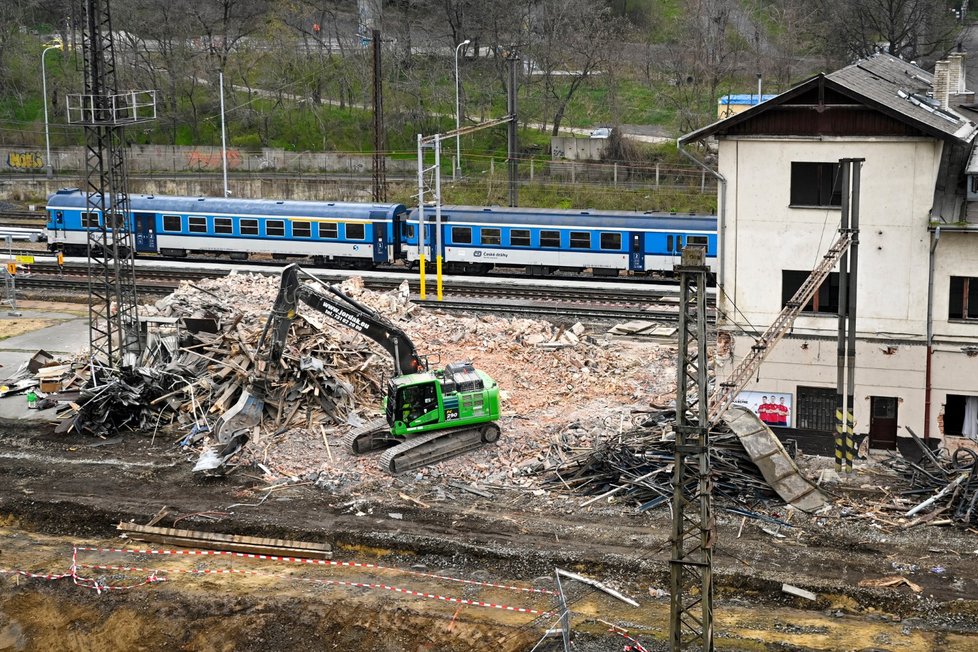 Demolice nádražní haly ve Vysočanech (18. dubna 2021).