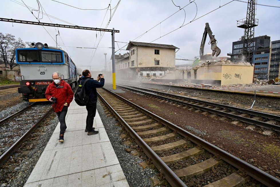 Demolice nádražní haly ve Vysočanech (18. dubna 2021).