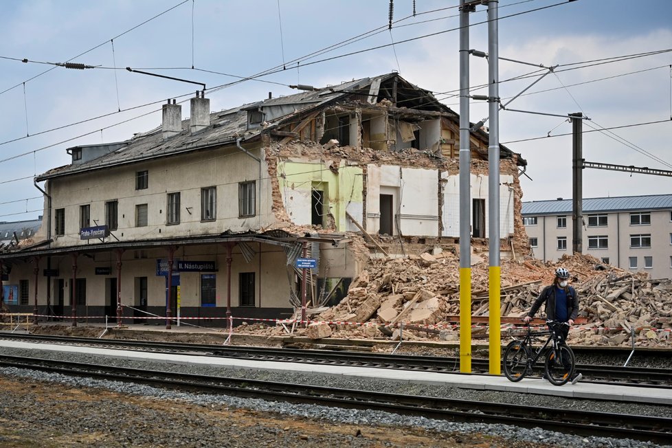 Demolice nádražní haly ve Vysočanech (18. dubna 2021).