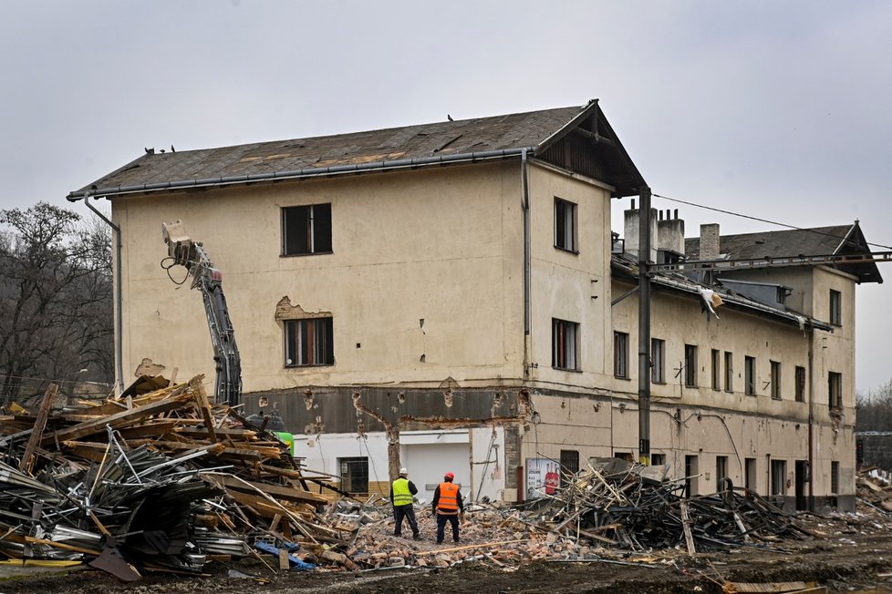 Demolice nádražní haly ve Vysočanech (18. dubna 2021).