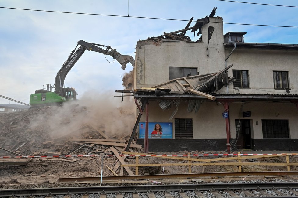 Demolice nádražní haly ve Vysočanech (18. dubna 2021).