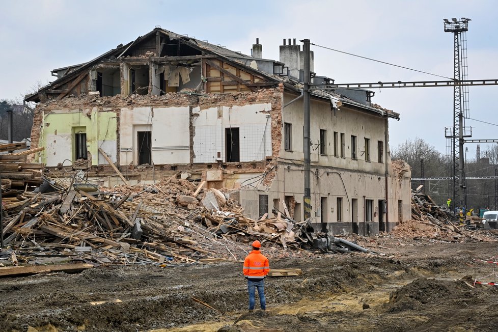 Demolice nádražní haly ve Vysočanech (18. dubna 2021).