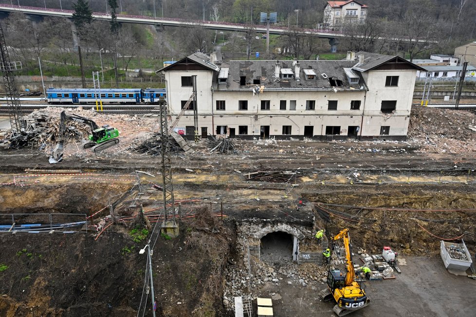 Demolice nádražní haly ve Vysočanech (18. dubna 2021).