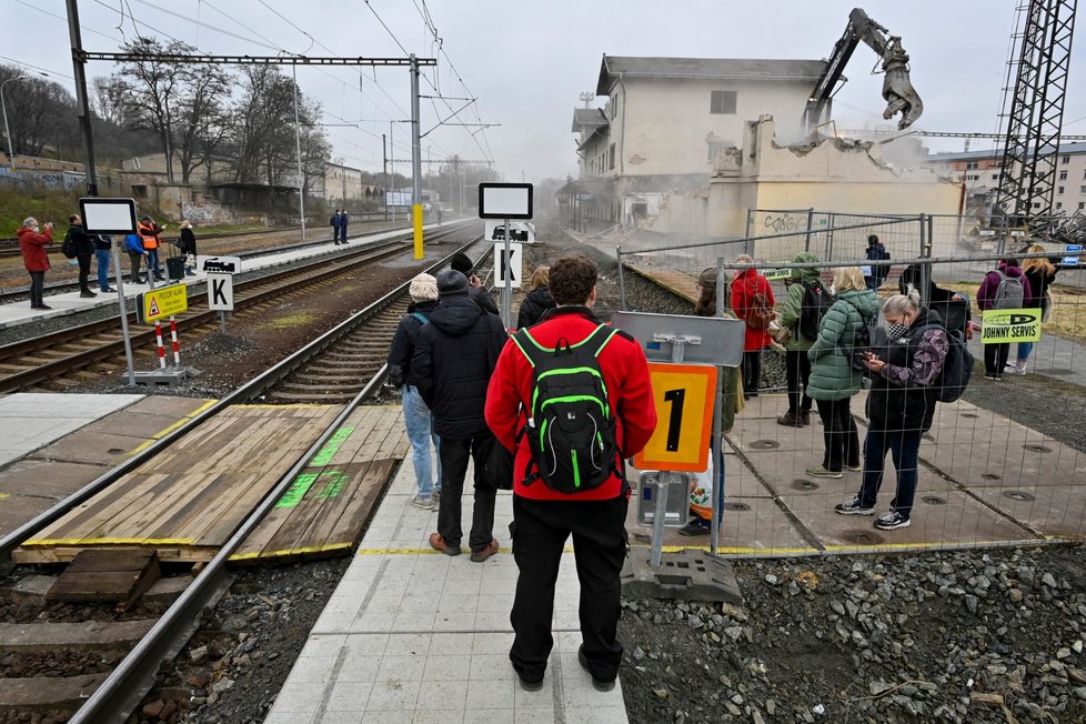 Demolice nádražní haly ve Vysočanech (18. dubna 2021).