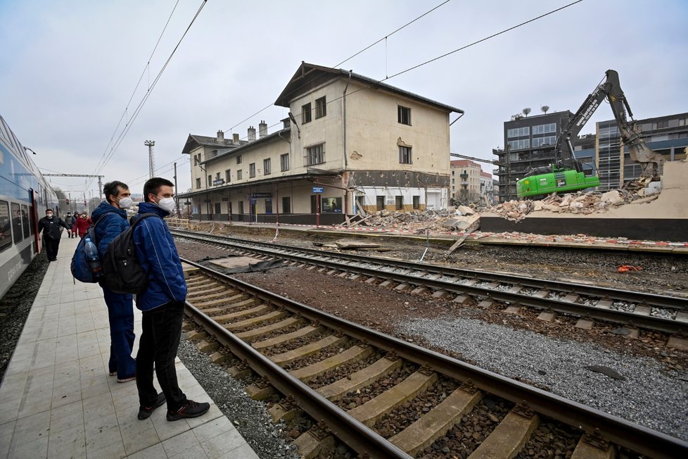 Demolice nádražní haly ve Vysočanech (18. dubna 2021).