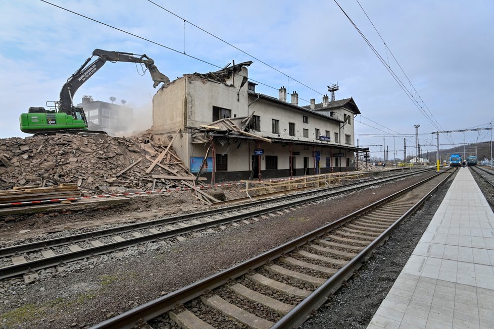 Demolice nádražní haly ve Vysočanech (18. dubna 2021).