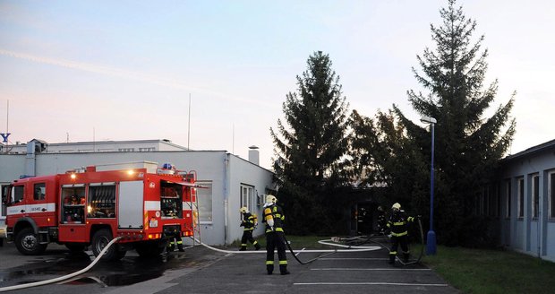 V neděli ráno hořela výrobní hala ve Vysočanech. Podle majitele se škoda vyšplhá na několik milionů.