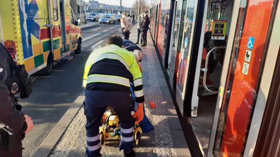 V tramvaji ohrožoval muž řidiče nožem. Přivolaní policisté jej střelili do nohy.