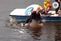 Kuriózní honička ve Vltavě: Policisté na šlapadle marně stíhali agresivního plavce, pomohl až člun