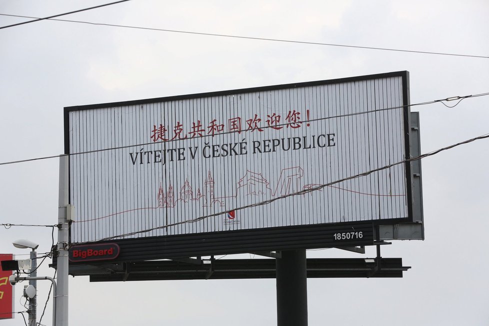 Čínský prezident bude v Praze jako doma. Vítají ho vlajky i billboardy.