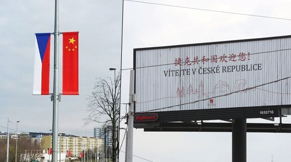 Čínský prezident bude v Praze jako doma. Vítají ho vlajky i billboardy.