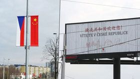Čínský prezident bude v Praze jako doma. Vítají ho vlajky i billboardy.