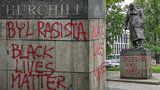 „Churchill byl rasista.“ Vandal počmáral jeho sochu v Praze 3, stejně jako demonstranti v Londýně