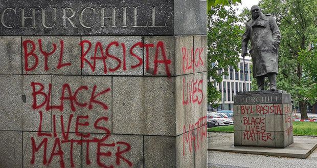 „Churchill byl rasista.“ Vandal počmáral jeho sochu v Praze 3, stejně jako demonstranti v Londýně