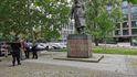 Posprejovaná socha Winstona Churchilla v Praze 3, 11. června 2020.