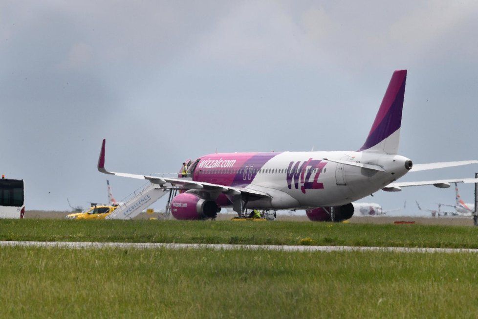 Letadlo Wizzair na Letišti Václava Havla, 8. června 2020.