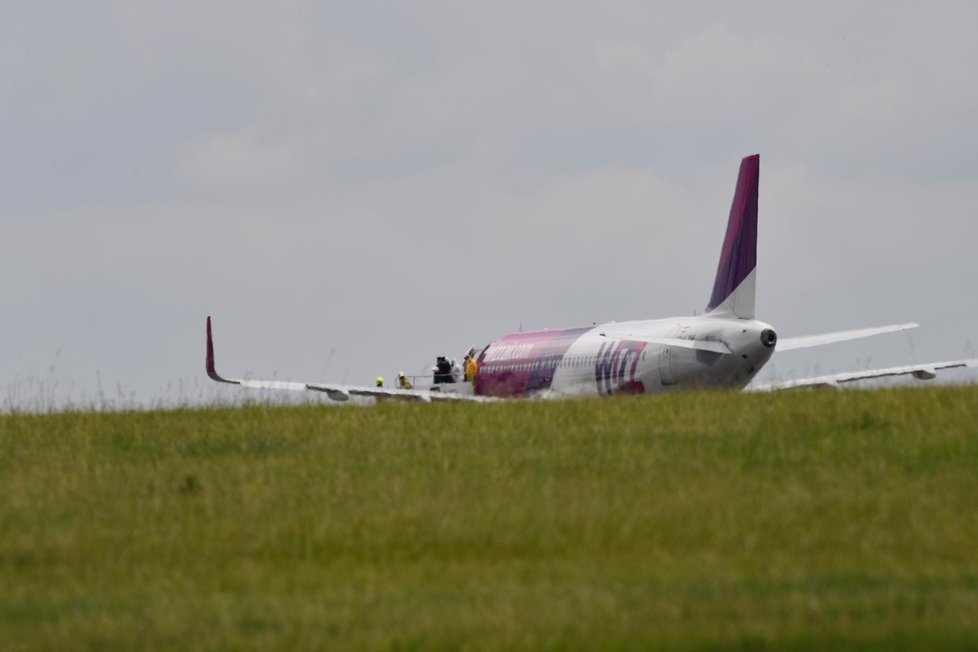 Letadlo Wizzair na Letišti Václava Havla, 8. června 2020.