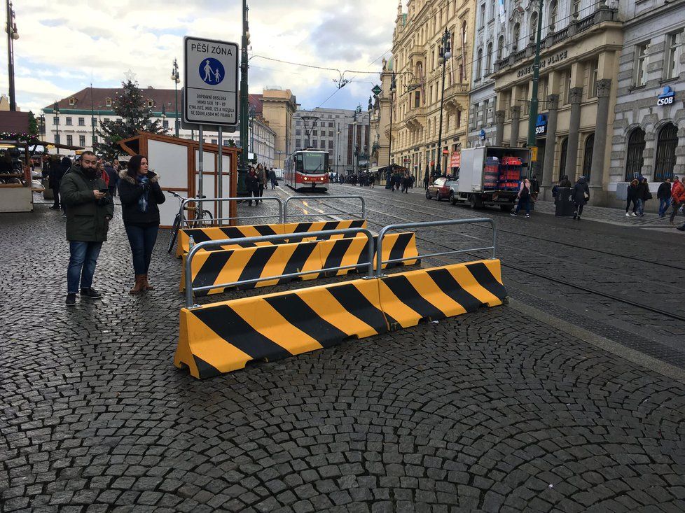 Takto vypadají zábrany na náměstí Republiky.