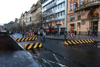 Pražská náměstí jsou obklopena novými zábranami: Mají předejít teroru během svátků