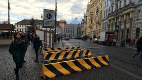 Zábrany u pražských náměstí: Některé zmizí, další zůstanou, ostatní chce magistrát obměnit