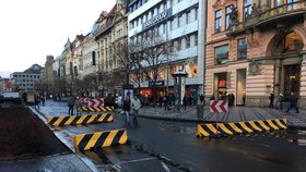 Pražská náměstí jsou obklopena novými zábranami: Mají předejít teroru během svátků